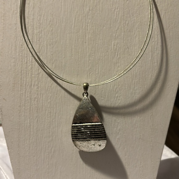 Vintage silvertone necklace with interesting pendant. - Picture 2 of 3